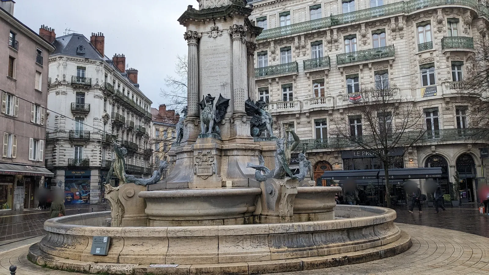 A Fontaine des Trois Ordres, Place Notre-Dame, Grenoble, Março de 2023