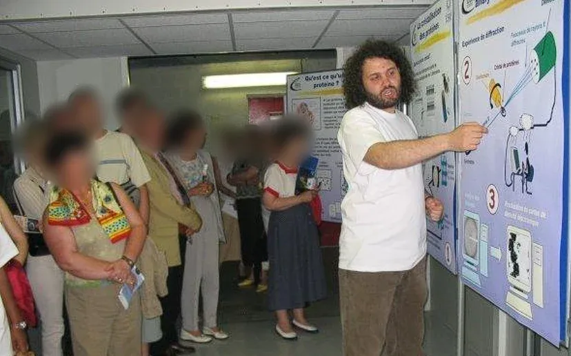 A explicar cristalografia de proteínas aos visitantes num dia aberto em Grenoble (caras dos visitantes desfocadas)
